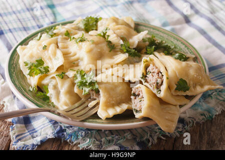 Deutsche Ravioli Maultaschen mit Spinat und Fleisch hautnah auf einem Teller. horizontale Stockfoto