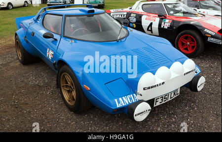 Dreiviertelansicht von einem blau, 1988 Hawk HF3000 Serie, eine Kopie von einem Lancia Stratos HF auf dem Display an der Silverstone Classic 2016 Stockfoto