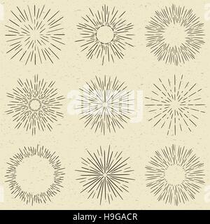 Satz von handgezeichneten Retro-Sunburst, Feuerwerk oder platzen Strahlen Design-Elemente. Vintage-Stil, Grunge Papierhintergrund. Stock Vektor