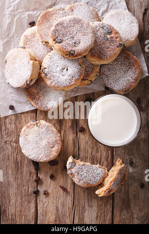 Walisische Küche: Kuchen mit Rosinen und Puderzucker Nahaufnahme auf dem Tisch. vertikale Ansicht von oben Stockfoto