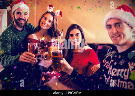 Zusammengesetztes Bild des Porträts von Freunden trinken Bier und cocktail Stockfoto