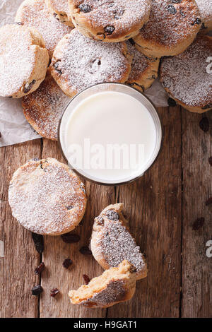 Waliser Kuchen mit Rosinen und Milch-close-up auf dem Tisch. vertikale Ansicht von oben Stockfoto