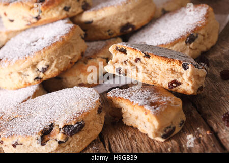 Traditionellen walisischen Kuchen mit Rosinen und Puderzucker Makro auf dem Tisch. Horizontale Stockfoto