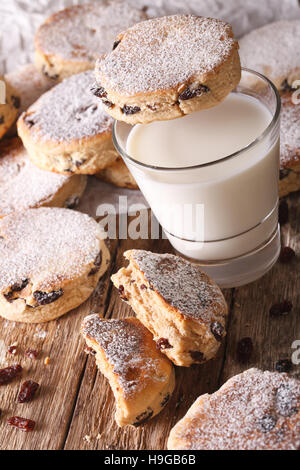 Köstliche Welsh Cakes mit Rosinen und Milch auf den Tisch-Nahaufnahme. vertikale Stockfoto