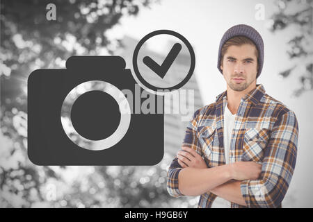 Zusammengesetztes Bild Porträt zuversichtlich Hipster mit verschränkten Armen Stockfoto