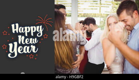 Zusammengesetztes Bild der jungen Freunde tanzen Stockfoto