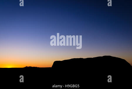 Sonnenuntergang Silhouette des Uluru und Kata Tjuta Stockfoto