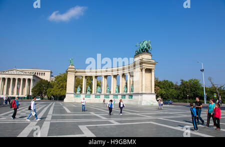 Kolonnade am Heldenplatz, einer der wichtigsten Plätze in Budapest, Ungarn, mit Statuen, die Krieg und das Paar von Arbeit und Reichtum. Stockfoto