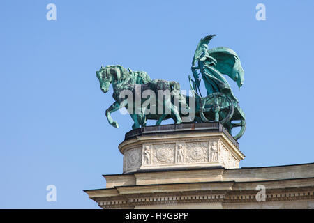 Statue, Frieden, eine Frau mit einem Palmwedel auf einem Wagen auf eine Kolonnade in Heldenplatz oder Hosok Tere in Budapest, Ungarn darstellt. Stockfoto