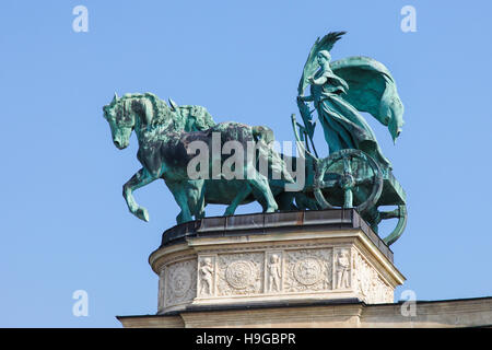 Statue, Frieden, eine Frau mit einem Palmwedel auf einem Wagen auf eine Kolonnade in Heldenplatz oder Hosok Tere in Budapest, Ungarn darstellt. Stockfoto