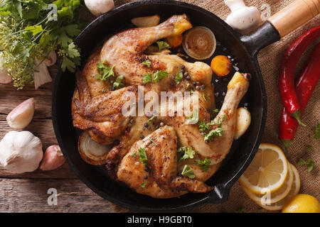 Fried Chicken Tabak mit Gemüse-close-up auf dem Tisch. horizontale Ansicht von oben Stockfoto