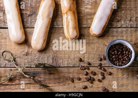 Kaffee Eclairs über Holz Stockfoto