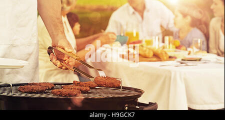 Barbecue-Grill mit Großfamilie mit Mittagessen im park Stockfoto