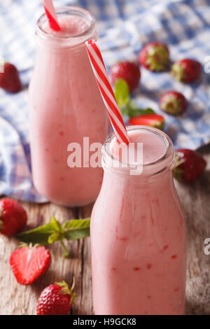 hausgemachte Erdbeeren Milchshake-Makro in einer Glasflasche. vertikale Stockfoto