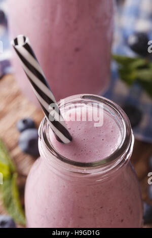 hausgemachte Blueberry Milchshake-Makro in einer Glasflasche. vertikale Stockfoto