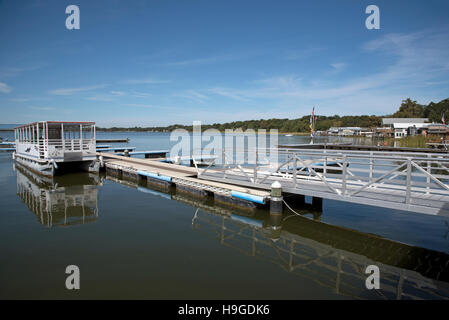 See-Dora Florida USA - Tourenboot auf eine Anlegestelle für Boote am Ufer des Lake Dora Stockfoto