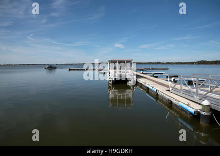 See-Dora Florida USA - Tourenboot auf eine Anlegestelle für Boote am Ufer des Lake Dora Stockfoto