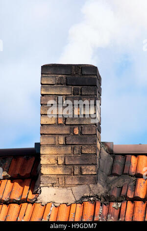 Rauchen Kamin eines alten Hauses Stockfoto