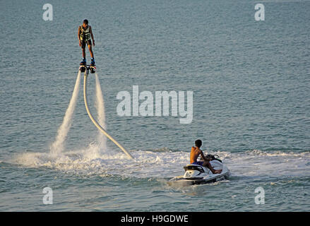 Stehen Sie auf, Jet-Ski Orange Wave Wassersport am Strand von Bophut Fishermans Village, Koh Samui, Thailand. Stockfoto