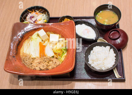 Japanische Mittagessen gesetzt in hölzernen Schalen serviert Stockfoto