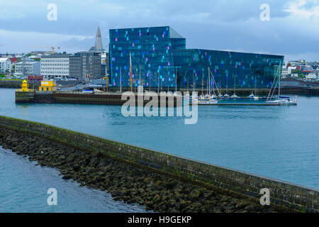 REYKJAVIK, Island - 10. Juni 2016: The Harpa Konzert Halle und Konferenz-Center, in Reykjavik, Island Stockfoto