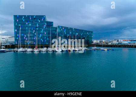 REYKJAVIK, Island - 10. Juni 2016: The Harpa Konzert Halle und Konferenz-Center, in Reykjavik, Island Stockfoto