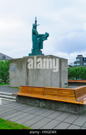 REYKJAVIK, Island - 11. Juni 2016: Die Statue des Ingolfr Arnarson, erste Viking Siedler des Landes, in Reykjavik, Island Stockfoto