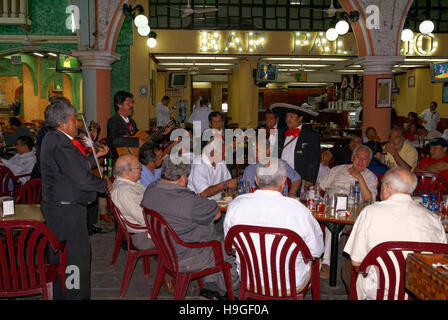 Mexikanischen Mariachi-Band Ständchen eine Tabelle von älteren Männern in einem Restaurant am Hauptplatz in Veracruz-Stadt, Mexiko Stockfoto