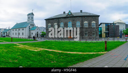 REYKJAVIK, Island - 11. Juni 2016: Das Parlamentsgebäude (Alþingi) und die Kathedrale (Domkirkjan), bei Einheimischen und Besuchern in Reykjavik, Island Stockfoto