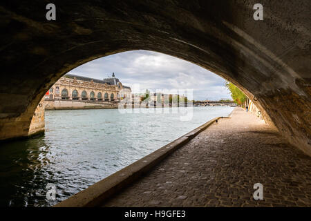 Unterführung einer Seine-Brücke in Paris, Frankreich Stockfoto