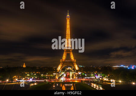 Eiffelturm in Paris, Frankreich, mit Licht-Performance zeigen in der Nacht. Stockfoto