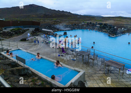 REYKJAHLID, Island - 16. Juni 2016: Blick auf den Myvatn Naturebaths mit Badenden, einer geothermischen heißen Lagune im Nordosten Islands Stockfoto