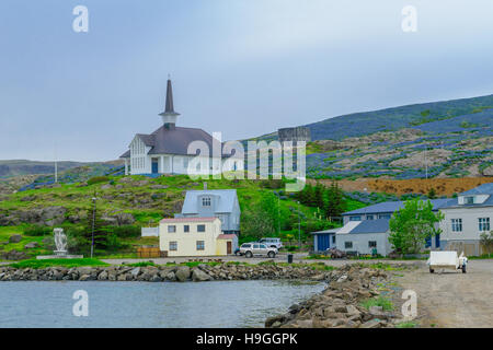 HOLMAVIK, Island - 18. Juni 2016: Blick auf die Stadt, Fischerhafen und die Kirche in Holmavik, der Region West-Fjorde, Island Stockfoto