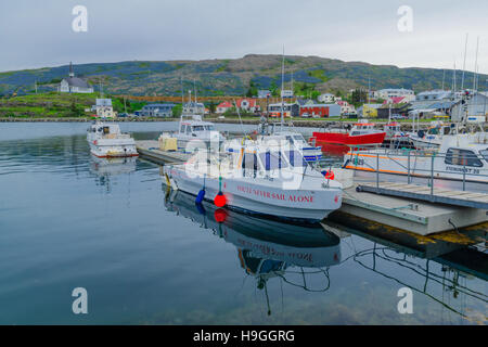 HOLMAVIK, Island - 18. Juni 2016: Blick auf die Stadt, Fischerhafen und die Kirche in Holmavik, der Region West-Fjorde, Island Stockfoto