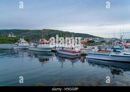 HOLMAVIK, Island - 18. Juni 2016: Blick auf die Stadt, Fischerhafen und die Kirche in Holmavik, der Region West-Fjorde, Island Stockfoto