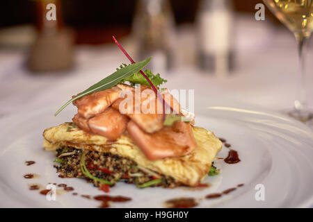 In einem Restaurant serviert traditionelle peruanische Fisch Trucha. Stockfoto