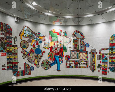 Mosaiken von Eduardo Paolozzi in u-Bahnstation Tottenham Court Road, London, UK restauriert. Stockfoto