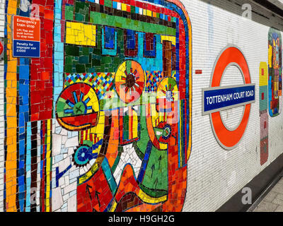 Mosaiken von Eduardo Paolozzi in u-Bahnstation Tottenham Court Road, London, UK restauriert. Stockfoto