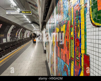 Mosaiken von Eduardo Paolozzi in u-Bahnstation Tottenham Court Road, London, UK restauriert. Stockfoto