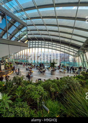 Die Sky Garden am oberen Rand das Walkie Talkie Gebäude (20 Fenchurch Street), London, UK. Stockfoto