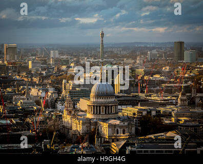 St. Pauls Cathedral und der BT-Telecom Tower, London, Großbritannien. Stockfoto