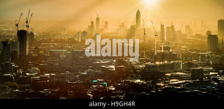 Sonnenuntergang über der Stadt von London, UK. Stockfoto