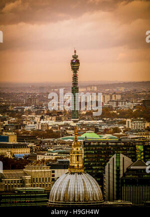 St. Pauls Cathedral und der BT-Telecom Tower, London, Großbritannien. Stockfoto