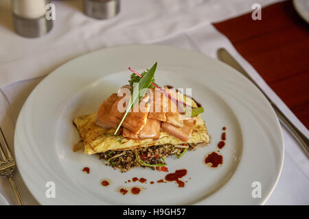 In einem Restaurant serviert traditionelle peruanische Fisch Trucha. Stockfoto