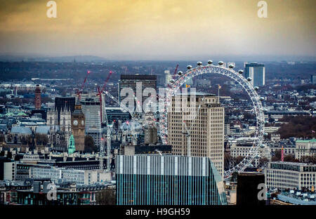 Skyline von London mit dem London Eye, Big Ben und Westminster Abbey Stockfoto