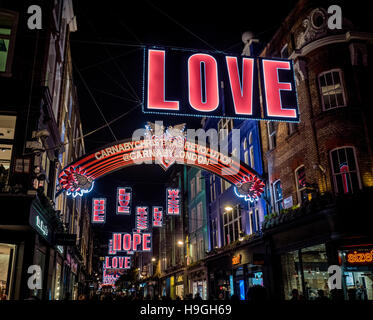 Weihnachtsbeleuchtung in der Carnaby Street, London, UK. Stockfoto