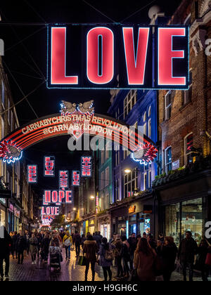 Weihnachtsbeleuchtung in der Carnaby Street, London, UK. Stockfoto