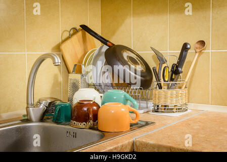 Geschirr, Tassen, Gläser, Teller, Gabeln, Messer und Löffel sind in der Nähe der Spüle, trocknen, nachdem sie sind, in Küche gewaschen worden Stockfoto