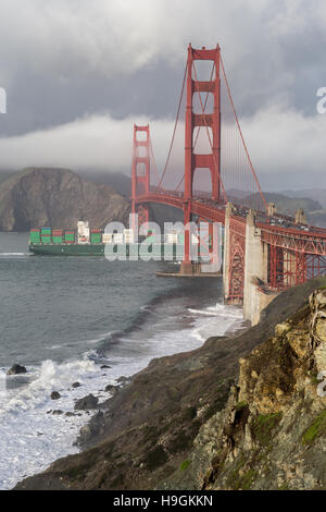 Frachtschiff Überquerung der Golden Gate Bridge während eines Sturms. Stockfoto