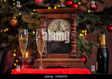 Silvester Silvester-Konzept mit Uhr und Champagner Stockfoto